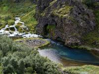 Farbig leuchtende Rauðá in der Gjáin Schlucht
